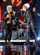 Майли Сайрус (Miley Cyrus) Performing with Billy Idol at the 2016 iHeartRadio Music Festival in Las Vegas, 23.09.2016 (81xHQ) 5b38e8506980770