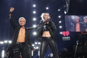 Майли Сайрус (Miley Cyrus) Performing with Billy Idol at the 2016 iHeartRadio Music Festival in Las Vegas, 23.09.2016 (81xHQ) 8e1bb9506980292