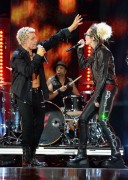 Майли Сайрус (Miley Cyrus) Performing with Billy Idol at the 2016 iHeartRadio Music Festival in Las Vegas, 23.09.2016 (81xHQ) 99920f506980989