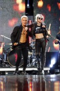 Майли Сайрус (Miley Cyrus) Performing with Billy Idol at the 2016 iHeartRadio Music Festival in Las Vegas, 23.09.2016 (81xHQ) A42e50506980024