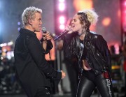 Майли Сайрус (Miley Cyrus) Performing with Billy Idol at the 2016 iHeartRadio Music Festival in Las Vegas, 23.09.2016 (81xHQ) B417a7506980680