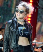 Майли Сайрус (Miley Cyrus) Performing with Billy Idol at the 2016 iHeartRadio Music Festival in Las Vegas, 23.09.2016 (81xHQ) Fada30506980857