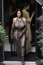 Ким Кардашян (Kim Kardashian) на модном показе Balmain в Париже (Balmain | Spring Summer 2017), 29.09.2016 (13хHQ) 1e1bfe507320153