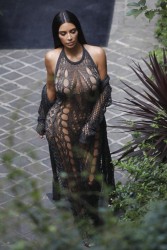 Ким Кардашян (Kim Kardashian) на модном показе Balmain в Париже (Balmain | Spring Summer 2017), 29.09.2016 (13хHQ) A33bce507320114