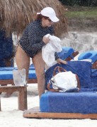 Дебра Мессинг (Debra Messing) is seen on her vacation in Cancun, 23.12.2015 (40xHQ) 1b31d9510997327