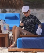 Дебра Мессинг (Debra Messing) is seen on her vacation in Cancun, 23.12.2015 (40xHQ) 267eb9510997485
