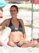 Дженнифер Коннелли (Jennifer Connelly) Seen on the beach in Formentera, 18.08.2016 - 41xHQ 2ee1be510997010