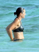 Дженнифер Коннелли (Jennifer Connelly) Seen on the beach in Formentera, 18.08.2016 - 41xHQ 304c1e510997268