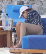Дебра Мессинг (Debra Messing) is seen on her vacation in Cancun, 23.12.2015 (40xHQ) 58897d510997462