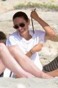 Дженнифер Коннелли (Jennifer Connelly) Seen on the beach in Formentera, 18.08.2016 - 41xHQ 60df43510997140