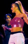 Бритни Спирс (Britney Spears) Concert in Universal City 1999 - 48xHQ 70c2f2510996630