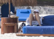 Дебра Мессинг (Debra Messing) is seen on her vacation in Cancun, 23.12.2015 (40xHQ) 8554d7510997430