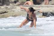Дженнифер Коннелли (Jennifer Connelly) Seen on the beach in Formentera, 18.08.2016 - 41xHQ 98f107510997173
