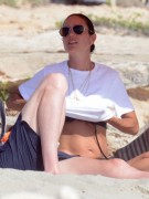 Дженнифер Коннелли (Jennifer Connelly) Seen on the beach in Formentera, 18.08.2016 - 41xHQ C13704510997066