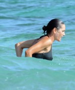 Дженнифер Коннелли (Jennifer Connelly) Seen on the beach in Formentera, 18.08.2016 - 41xHQ Cbbcb9510997276