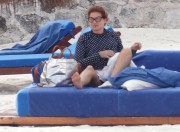 Дебра Мессинг (Debra Messing) is seen on her vacation in Cancun, 23.12.2015 (40xHQ) Dee985510997359