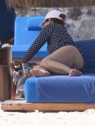 Дебра Мессинг (Debra Messing) is seen on her vacation in Cancun, 23.12.2015 (40xHQ) E5af18510997418