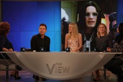 Dakota Fanning & Ewan McGregor - The View (October 28, 2016)