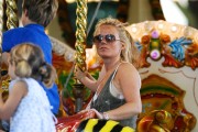 Джери Холливелл, Блюбелл (Geri Halliwell, Bluebell) visits London Zoo with her daughter Bluebell Madonna and her mother at London Zoo on July 21, 2010 in London, England - 9xHQ A04bb5517898731
