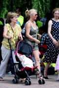 Джери Холливелл, Блюбелл (Geri Halliwell, Bluebell) visits London Zoo with her daughter Bluebell Madonna and her mother at London Zoo on July 21, 2010 in London, England - 9xHQ B8c655517898713