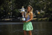Виктория Азаренко (Victoria Azarenka) Australian Open Champion Photocall (Melbourne, 29.01.2012) (60xHQ) 97ee06519771543