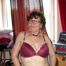 Photo amateur de sexe 8348 – 1 Click 2 Sets – Horny Exhib Granny & Sexy Teen Diana